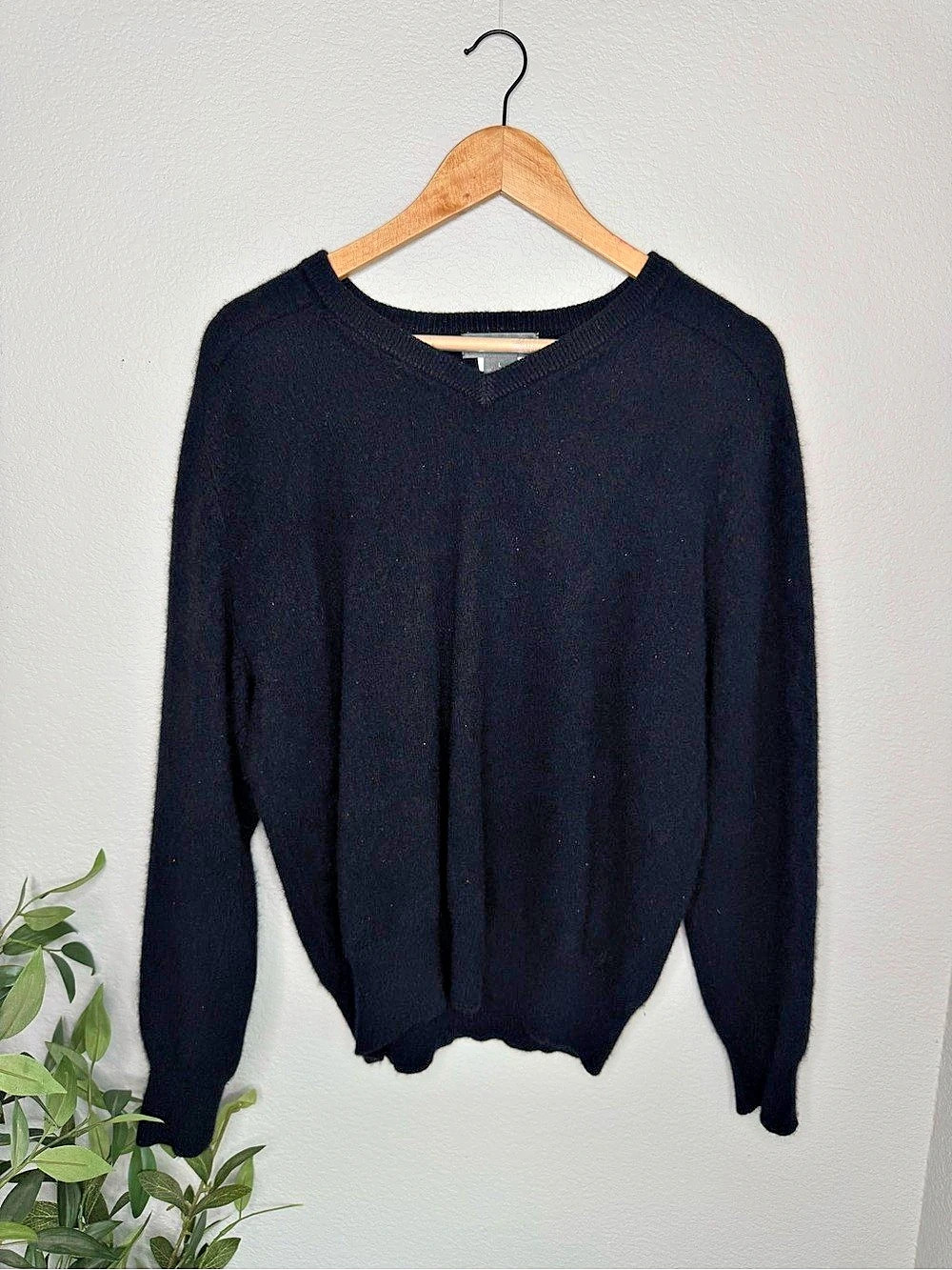Daniel Cremieux Black 100% Cashmere V Neck Sweater Men’s Large Quiet Luxury